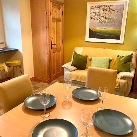 3 Bedroom House Located In Centre Of Карндона Экстерьер фото
