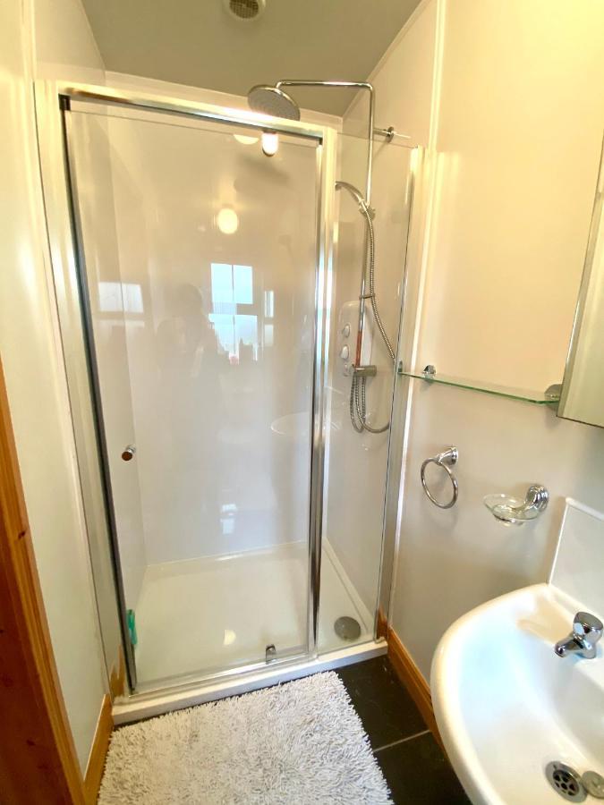 3 Bedroom House Located In Centre Of Карндона Экстерьер фото
