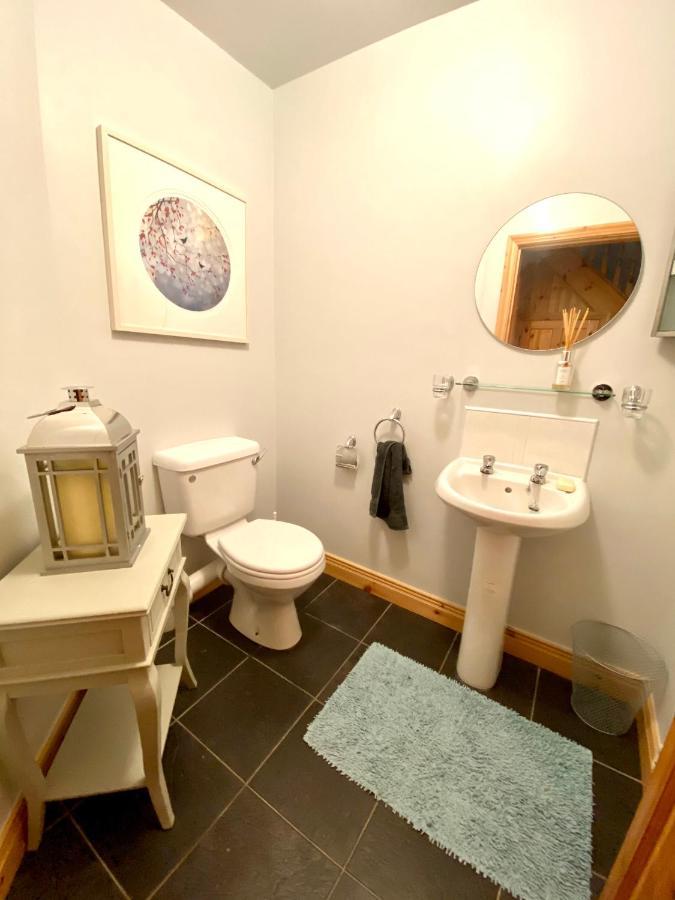 3 Bedroom House Located In Centre Of Карндона Экстерьер фото
