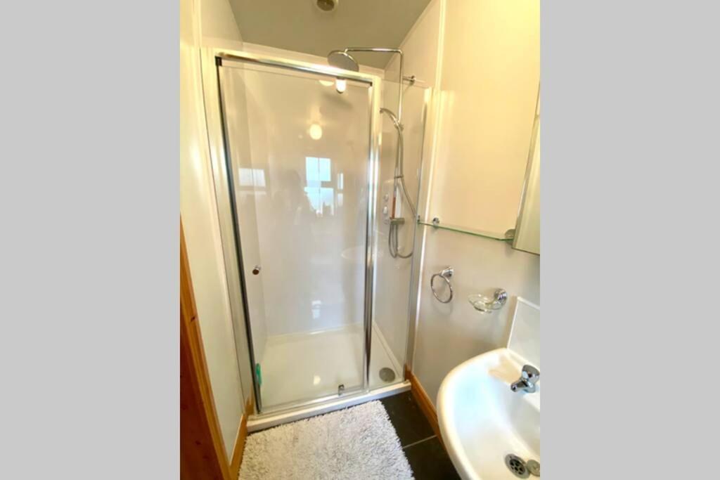 3 Bedroom House Located In Centre Of Карндона Экстерьер фото