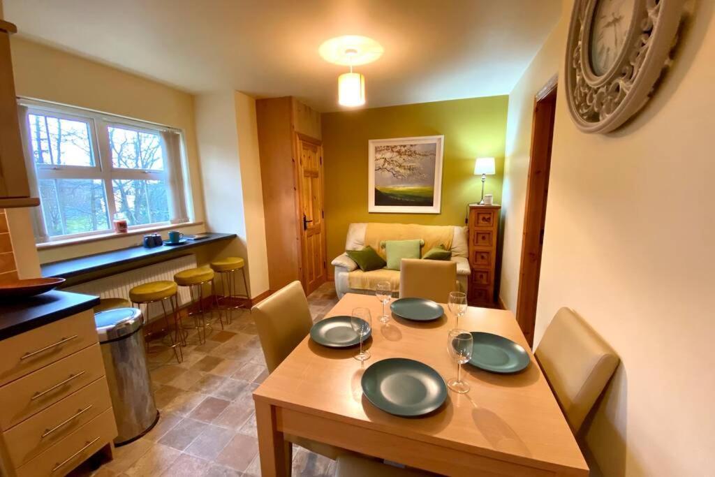 3 Bedroom House Located In Centre Of Карндона Экстерьер фото