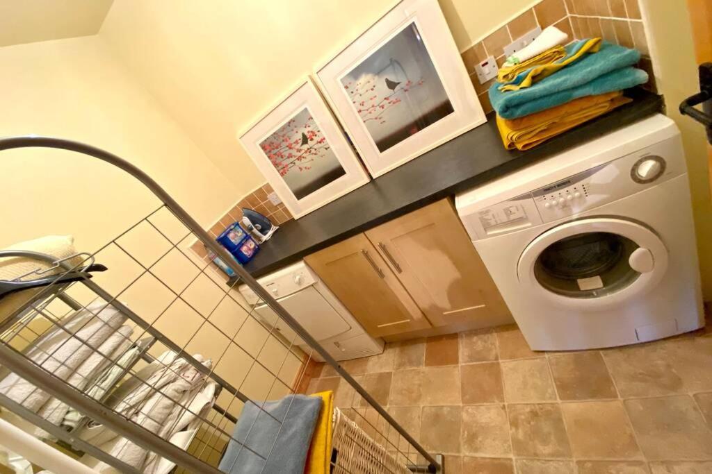 3 Bedroom House Located In Centre Of Карндона Экстерьер фото