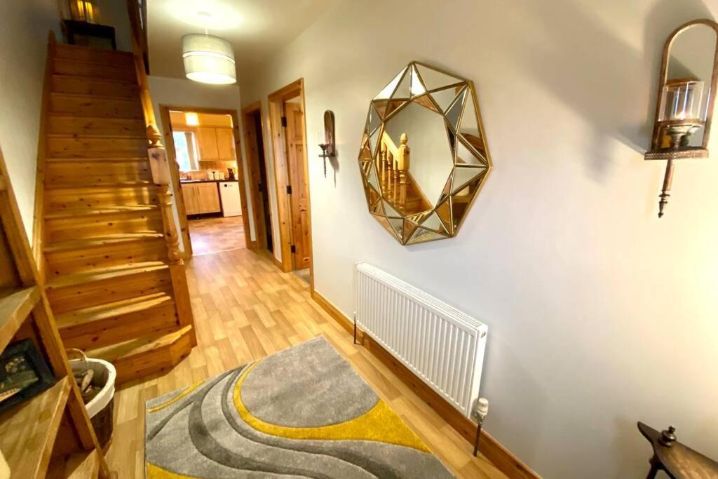 3 Bedroom House Located In Centre Of Карндона Экстерьер фото
